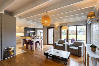 Bent u op zoek naar een instapklare woning in het prachtige Sint-Martens-Bodegem? Wij bieden u deze driegevelwoning met een bewoonbare oppervlakte van 202m². Gelegen op de Molenstraat geniet deze woning van een uitstekende bereikbaarheid met winkels, scholen, openbaar vervoer en het station op wandelafstand. <br />Met de wagen staat u vlot in centrum Dilbeek, Ternat en de op- en afritten van de autostrade naar Brussel en Aalst. <br /><br /><span>Indeling <br /></span><br />We komen binnen in een ruime inkomhal met gastentoilet. De inkomhal begeleidt ons naar de lichtrijke woonkamer met open keuken. De keuken is voorzien van alle comfort en geniet van een mooi zicht op de woon - en eetkamer. De gehele gelijksvloer geniet van heel wat lichtinval door de grote raampartijen aan de achterzijde, dewelke ook meteen zorgen voor een prachtig zicht over het terras en de tuin. <br /><br />Op het eerste verdiep vinden we 3 kamers (12 - 12,5 en 16m²) waarbij de master bedroom voorzien is van een aangenaam balkon. Ideaal om rustig te ontwaken. Verder beschikt dit verdiep over een badkamer met ligbad &amp; douche en een dressing. <br /><br />De zolderverdieding (35m²) wordt momenteel ingericht als grote slaapkamer en bureauruimte. <br /><br /><span>Extra troeven:</span> oprit met voldoende staanplaatsen - inpandige garage - kelder (28m²) - gunstig epc <br /><br /><strong>Wordt dit huis uw nieuwe thuis? </strong><br />Contacteer ons voor een bezoek ter plaatse! <br /><br /><strong>Info@impromove.be - 02 887 80 56</strong>