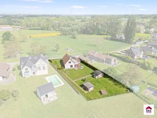 Deze ruime villa met drie slaapkamers in het rustige Sint-Martens-Lennik biedt niet alleen een adembenemend uitzicht op de groene omgeving, maar...