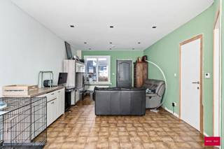 Charmante gerenoveerde gezinswoning met 4 slaapkamers, tuin en zonnepanelen.
Ben je op zoek naar een ruime, energiezuinige woning met alle comfort, gelegen in het centrum van Turnhout en nabij de invalswegen? Deze grotendeels gerenoveerde woning biedt een uitstekende combinatie van modern wooncomfort en de kans om de laatste afwerkingen volledig naar jouw smaak te realiseren.
Indeling &amp; troeven:
- 4 volwaardige slaapkamers – ideaal voor een groot gezin, thuiswerk of hobbyruimte.
- Grote volledig uitgeruste leefkeuken.
- Badkamer met moderne voorzieningen en aansluitende wasruimte.
- Zonnepanelen voor een lagere energiefactuur en een duurzaamheidstroef.
- De woning is grotendeels gerenoveerd: belangrijke werken zijn reeds uitgevoerd, enkel enkele afwerkingen naar keuze dienen nog te gebeuren.
- Deze woning is perfect voor wie een instapklaar gevoel wil combineren met de vrijheid om hier en daar nog een persoonlijke touch toe te voegen.
Interesse? Aarzel niet om een bezoek in te plannen en ontdek zelf het potentieel en de charme van deze fijne gezinswoning! Vermelde afmetingen/oppervlakten zijn indicatief. Oppervlakten conform EPC.