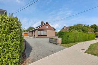 Deze ruime villa, gelegen tussen Gent en Deinze en dit op slechts 1km van de grens met zowel Deurle als Drongen, op een perceel van maar liefst...