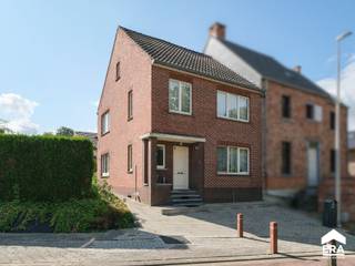 Rustig wonen in het groene Hoeselt, met alle voorzieningen binnen handbereik? Deze gezinswoning met drie slaapkamers combineert een aangename ligging met een vlotte bereikbaarheid. Een bakker, dokter, apotheek, supermarkten en scholen bevinden zich op korte afstand. Bovendien bereik je het centrum van Bilzen in slechts 10 minuten en de E313 op minder dan 3 km. Natuurliefhebbers kunnen zich uitleven in het natuurgebied <em>De Demervallei </em>en <em>Domein Alden Biesen.</em><br /><br /><strong><u>INDELING</u><br />Kelder</strong><br />De woning is deels onderkelderd. Hier bevindt zich de aansluiting voor wasmachine en droogkast.<br /><br /><strong>Gelijkvloers</strong>, bestaande uit:
<ul><li>Ruime inkomhal met apart toilet</li><li>Woonkamer</li><li>Eetruimte</li><li>Keuken</li></ul>
<strong>Verdieping</strong>, bestaande uit:
<ul><li>Nachthal</li><li>Drie slaapkamers, waarvan één voorzien van inbouwkasten</li><li>Badkamer, voorzien van douche, toilet en enkele wastafel</li></ul>
<br /><strong>Zolder</strong><br />De zolder is bereikbaar via een vaste trap en kan, indien gewenst, afgewerkt worden tot extra slaapkamer(s), hobbyruimte etc.<br /><br /><strong>Exterieur</strong><br />Buiten geniet je van een aangename tuin met stenen tuinhuis.<br /><br /><strong>TROEVEN</strong>
<ul><li>EPC D, dus géén renovatieverplichting</li><li>Drie slaapkamers en uitbreidingsmogelijkheden op zolder</li><li>Ideale ligging</li></ul>
<br /><strong>Klaar om van deze woning jouw warme thuis te maken? Neem dan contact op met dries via 089 69 59 59 of via dries@eraconnect.be</strong>