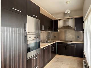 Bezoek op afspraak, bel 09 279 11 22 of info@centeroffice.be<br /><br />Het appartement is meer dan vijftig jaar eigendom van dezelfde eigenaar en werd steeds perfect onderhouden. De residentie is volledig opgesplitst en vergund (zie bijlage):<br />Het appartement op de tweede verdieping heeft een grootte van +- 106 m2 (EPC: 317) met aansluitend plat dak.  1 slaapkamer. Doordat het gebouw slechts uit 3 appartementen bestaat is er geen syndicus aanwezig in het gebouw.<br /><br />Het gebouw is voorzien van 12 cm PUR-platen in de platte daken en 18 cm minerale wol (MW) in de hellende daken. De ramen zijn uitgerust met dubbel glas, en de achtergevel is geïsoleerd. De appartement wordt verwarmd met individuele condenserende gasketel.<br /> 