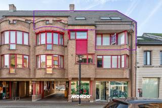 Cet appartement en duplex spacieux, situé au deuxième étage avec ascenseur, offre tout le confort dans un emplacement central au cœur de...