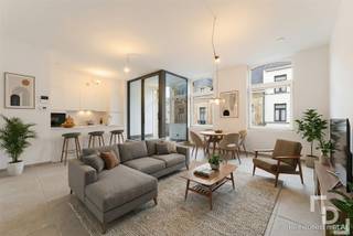 In de Rijselstraat & Merghelynckstraat te Ieper vinden we op deze toplocatie residentie 'Melrose Place'.Deze residentie ligt op slechts 300 meter van de grote markt waardoor alle horeca, winkels en andere faciliteiten op wandelafstand liggen.Het project bestaat uit: 6 appartementen, 1 studio, 1 duplex-appartement,5 lofts, 6 garageboxen met bergruimte en 10 autostaanplaatsen.Dankzij de bestaande constructies geniet dit project van een verkoop onder registratierechten (met uitzondering van het duplex-appartement) in plaats van het BTW-stelsel.Rijselstraat 45 (volledig afgewerkt en prijzen inclusief een private kelderberging): - Appartement 0001 (GLV): oppervlakte 92,76m² - tuin en terras 58m² - 2 slaapkamers - Prijs: €385.000 - Appartement 0002 (GLV): oppervlakte 108,07m² - tuin en terras 15m² - 1 slaapkamer - Prijs: €340.000 - Appartement 0101 (eerste verdieping): oppervlakte 92m² - terras 21m² - 2 slaapkamers - Prijs: €325.000 - Appartement 0102 (eerste verdieping): oppervlakte 92m² - tuin en terras 35m² - 1 slaapkamer - Prijs: €295.000 - Appartement 0201 (tweede verdieping): VERKOCHT - Appartement 0301 (derde verdieping): oppervlakte 105,31m² - terras 15m² - 2 slaapkamers - Prijs: €380.000 - Studio: oppervlakte 51,58m² - tuin en terras 16,89m² - 1 slaapkamer - Prijs: €220.000Merghelynck 18 (In opbouw): - Duplex-appartement 0101 (eerste & tweede verdieping): oppervlakte 151,11m² - terras 22,58m² - 2 slaapkamers - Prijs: €475.000 - Loft (eerste verdieping): oppervlakte 244,27m² - terras 22,34m² - 1 slaapkamer - Prijs: €415.000 - Loft 0201 (tweede verdieping): oppervlakte 91,02m² - terras 7m² - 2 slaapkamers - Prijs: €290.000 - Loft 0202 (tweede verdieping): oppervlakte 114,28m² - terras 21,58m² - 2 slaapkamers - Prijs: €390.000 - Loft 0203 (tweede verdieping): oppervlakte 116,08m² - terras 29,59m² - 2 slaapkamers - Prijs: €380.000 - Loft 0204 (tweede verdieping): oppervlakte 132,11m² - terras 27,08m² - 2 slaapkamers - Prijs: €425.000Prijs garage met aansluitende berging: €66.000Prijs autostaanplaats: €44.000Extra's:* E-Peil: E60* CV op gas met vloerverwarming* Gemeenschappelijke fietsenstalling + vuilnisberging aanwezig* Toplocatie in centrum Ieper* Zonnepanelen bij bepaalde appartementen