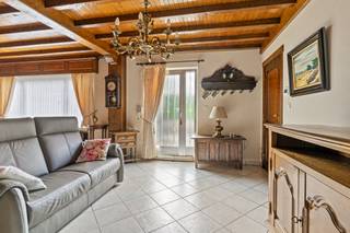 Bent u op zoek naar een woning die u volledig naar eigen smaak kunt renoveren? Dan is deze gezinswoning, gelegen op een perceel van ca. 517 m² nabij het centrum van Beerse, zeker een bezoek waard.<br /><br />Bij het betreden van de woning komt u in de ruime leefruimte, die aansluit op de praktische keuken. Verder bevinden zich op het gelijkvloers een badkamer, een apart toilet en een veelzijdige kamer die perfect kan dienen als slaapkamer, bureau of hobbyruimte.<br /><br />Op de eerste verdieping vindt u nog twee volwaardige slaapkamers.<br /><br />Daarnaast beschikt de woning over een praktische kelder<br /><br />Buiten geniet u van een aangename tuin met een praktische een garage, ideaal als extra bergruimte of werkplaats.