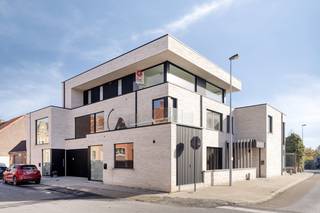 Op de hoek van de Veurnestraat en de Switch Road, op wandelafstand van de Grote Markt van Poperinge, vind je dit modern en...