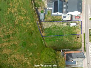 <p><span>Knap perceel bouwgrond voor halfopen bebouwing, gelegen op een gunstige locatie net buiten het landelijke dorpscentrum van Putte - Peulis.</span></p><p><span> </span></p><p><span>Dit mooie, perfect zuidwest georiënteerde perceel met oppervlakte 333 m² biedt de mogelijkheid om een eigen woning te ontwerpen met een voorgevel-breedte van 8m.</span></p><p><span> </span></p><p><span>De bouwgrond is uiterst gunstig gelegen in een landelijke omgeving nabij het dorpscentrum van Peulis, met scholen, winkels en openbaar vervoer op fietsafstand. Een vlotte bereikbaarheid is gegarandeerd dankzij de centrale ligging.</span></p><p><span> </span></p><p><span>Vrijblijvende informatie te verkrijgen via 015/755 444 of info@immovercammen.be .</span></p><p><span> </span></p>