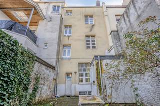 Bent u op zoek naar een interessante investeringsopportuniteit in Brussel met sterk rendementspotentieel? Dan is deze opbrengsteigendom gelegen aan de Bergensesteenweg 215 te Anderlecht zeker het ontdekken waard.<br /><br />Dit gebouw bestaat uit vier afzonderlijke appartementen, verspreid over meerdere verdiepingen. Momenteel is één appartement verhuurd, wat de koper de mogelijkheid biedt om het gebouw grotendeels vrij van bezetting over te nemen en naar eigen inzicht te optimaliseren of opnieuw te verhuren.<br /><br />Na het uitvoeren van opfrissingswerken is een netto rendement van ongeveer ±6% realistisch, wat deze eigendom bijzonder interessant maakt voor investeerders die op zoek zijn naar een solide vastgoedbelegging in het Brussels Hoofdstedelijk Gewest.<br /><br />Het pand bestaat uit vier appartementen:<br />Appartement gelijkvloers: ±54 m²<br />Appartement 1ste verdieping: ±54 m²<br />Appartement 2de verdieping: ±54 m²<br />Appartement 3de (bovenste) verdieping: ±40 m²<br /><br />Dankzij de typische Brusselse stadsindeling bieden de appartementen een goede basis om te moderniseren en het verhuurpotentieel verder te optimaliseren.<br /><br />De energieprestaties van de verschillende appartementen zijn als volgt:<br />- Gelijkvloers: EPC G – 382 kWh/m² jaar<br />- 1ste verdieping: EPC C – 144 kWh/m² jaar<br />- 2de verdieping: EPC C – 130 kWh/m² jaar<br />- 3de verdieping: EPC G – 500 kWh/m² jaar<br /><br />Deze scores tonen aan dat bepaalde entiteiten reeds een goede energieprestatie hebben, terwijl andere appartementen nog optimalisatiemogelijkheden bieden, wat eveneens kan bijdragen tot een waardeverhoging van het gebouw op termijn.<br /><br />De eigendom bevindt zich op een strategische locatie in Anderlecht, langs een belangrijke verbindingsas richting het centrum van Brussel. In de onmiddellijke omgeving bevinden zich winkels, horeca, scholen en openbaar vervoer, wat de verhuurbaarheid van de appartementen aanzienlijk versterkt.<br /><br />📩 Interesse in dit investeringspand?<br />Contacteer Nils via nils.deblock@weinvest.be voor meer informatie of om een bezoek in te plannen.