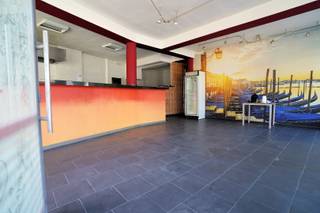 Deze hoek wordt gezien op de 2 drukken straten.<br />Er was hier een goed draaiende take-away gevestigd, wegens ziekte moest de eigenaar stoppen.<br />Grote droge kelder (geen foto’s), verbruikers-of wachtruimte, garage die kan dienen voor de fietsen van de afhalers, 2 toiletten beneden, dampkap en rvs werkbanken.<br />Boven kan de uitbater riant wonen en het aantal slaapkamers nog uitbreiden, of het, zoals nu, verhuren. Er is een heel recent conformiteitsattest, nog 10 jaar geldig.<br />Ramen zijn dubbel zoldervloer is geïsoleerd, electro is conform, er zijn 2 x EGW-meters.<br />De woning is verhuurd aan 900,-/maand.<br />Verkoopprijs bespreekbaar.