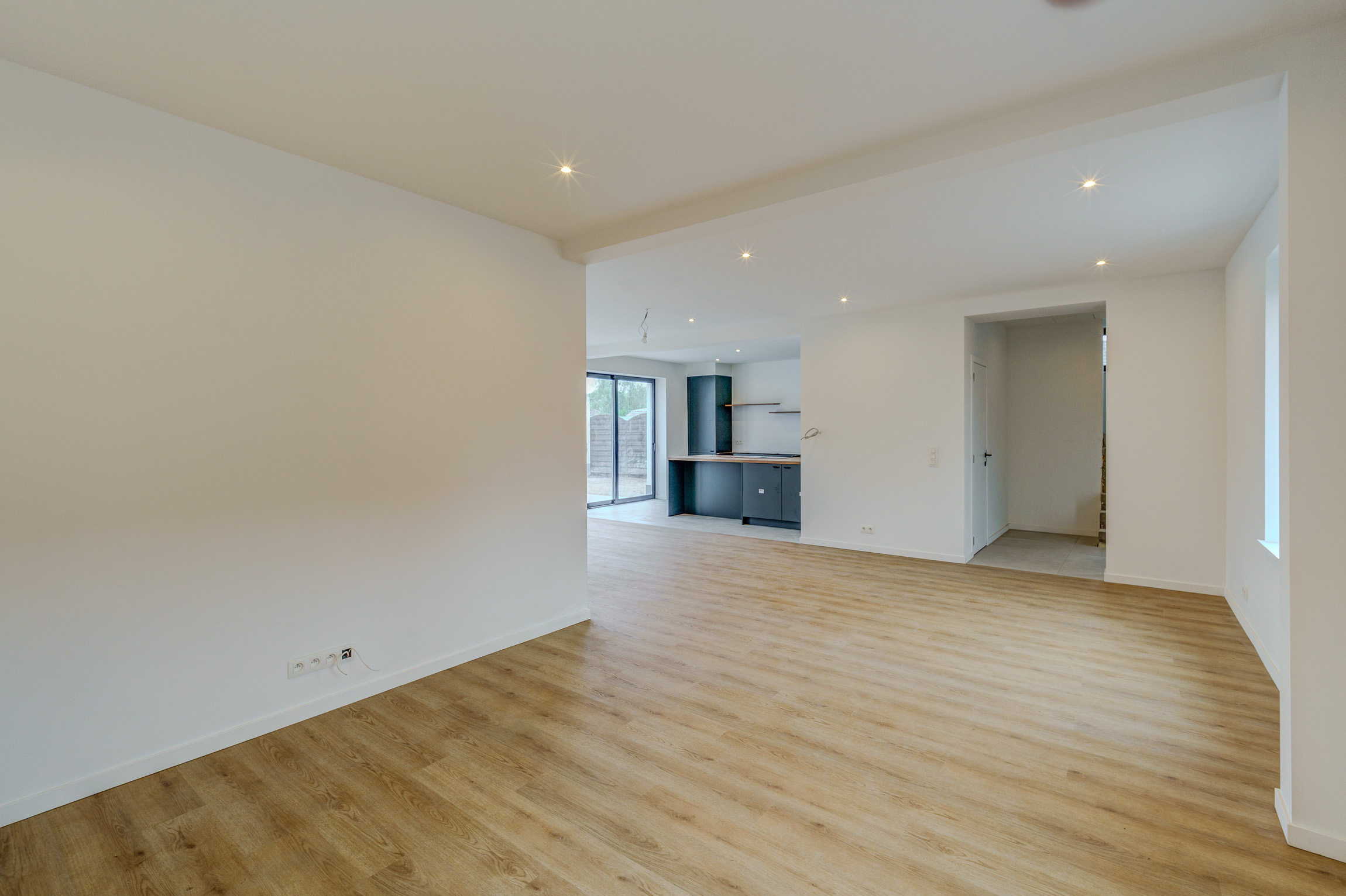 Gerenoveerde woning met 4 slpks, 2 badkamers en een tuin. - foto 4
