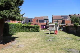 Deze woning met voldoende binnenruimte en een aanpalende bouwgrond is een opportuniteit met verschillende doeleinden.De woning wordt aangeboden,...