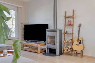 <p><span>Stijlvolle bel-etage met zuidgericht dakterras en tuin in het gegeerde Edegem</span></p><p><span>Deze instapklare bel-etagewoning, gelegen op een zuidgericht perceel in een gegeerde buurt van Edegem, combineert ruimte, licht en comfort met een doordachte en functionele indeling.</span></p><p><span>Op het gelijkvloers bevindt zich de master bedroom, opgevat als een rustige en private leefzone met directe toegang tot een eigen terras en de tuin. De masterbadkamer is een echte eyecatcher en biedt bovendien de mogelijkheid tot een extra multifunctionele ruimte.</span></p><p><span>De eerste verdieping vormt het hart van de woning, met een lichtrijke woon- en leefruimte die naadloos aansluit op een aangenaam terras. De halfopen keuken en het geïntegreerde bureaugedeelte zorgen voor een hedendaagse en praktische invulling van de ruimte.</span></p><p><span>Op de tweede verdieping bevinden zich drie volwaardige slaapkamers en een badkamer, uitgerust met zowel een bad als een douche, ideaal als kinderverdieping.</span></p><p><span>De woning beschikt bovendien over een zonnige tuin en een ruim dakterras, waardoor u op elk moment van de dag kan genieten van optimale lichtinval en buitenruimte. De ligging in Edegem is een absolute troef, met een vlotte bereikbaarheid en nabijheid van winkels, scholen en belangrijke invalswegen.</span></p><p><span>Een harmonieuze en comfortabele gezinswoning met een sterke focus op licht, ruimte en leefkwaliteit.</span></p>