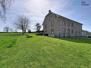 We Invest Malmedy invites you to discover this spacious detached home, ideally located at 11 Route du Monument in Malmedy. With its generous rooms...