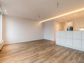 <p><span>Op de tweede verdieping van een kleinschalig gebouw vind je dit zalige huurappartement, met 1 slaapkamer en een terras, dat tot in de puntjes verzorgd en ingericht is. Hier heb je elke dag een vakantiegevoel! </span></p><p><span> </span></p><p><span>Zicht op ’t water</span></p><p><span>Het uitzicht vanuit je leefruimte is fe-no-me-naal! De grote raampartijen laten veel natuurlijk daglicht binnen en bieden een schitterend uitzicht op het water. De tijdloze vloer met parket-laminaat draagt alleen maar bij aan de luxueuze feel die je hier hebt. De open keuken met heel veel kastruimte kreeg een onderhoudsvriendelijke tegel. En verder vind je er alles wat je nodig hebt om heerlijke ‘gerechjes’ op tafel te toveren: een keramische kookplaat, dampkap, oven, vaatwasser, aparte vriezer, koelkast en dubbele lavabo.</span></p><p><span> </span></p><p><span>Avondzon op je terras</span></p><p><span>De mooie vloer loopt naadloos door van de woonkamer naar de achtergelegen slaapkamer en zijn makkelijk te scheiden met de strakke glazen schuifwand. Vanuit je slaapkamer, met handig ingemaakte kastenwand, stap je zo op het ruime bankirai terras: de ideale plek om te genieten van je ochtendkoffie, of met een aperitiefje in de avondzon.</span></p><p><span> </span></p><p><span>Baden in luxe</span></p><p><span>Ook de badkamer heeft hotelallures: ze is lekker luxueus ingericht met een ruime inloopdouche, dubbele wastafel met opbergmeubel en een spiegelkast. Aansluiting voor een wasmachine en droogkast bevindt zich in de technische ruimte/berging. Het ruime toilet vind je in de gang.</span></p><p><span> </span></p><p><span>Toplocatie op het Eilandje</span></p><p><span>Je woont hier op een toplocatie op een boogscheut van de Schelde. Vanuit je appartement heb je zicht op het Verbindingsdok en de Londenbrug. In de nabije omgeving vind je tal van leuke eet- en drankadresjes, het MAS en de unieke setting met de aanlegplaatsen van de boten. Ook het openbaar vervoer is goed vertegenwoordigd hier, net als Velo-stations.</span></p><p><span> </span></p><p><span> </span></p>