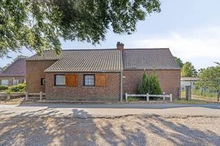 Een te renoveren hoeve te koop op bijna 6000m² nabij de oude vaart van aalter. Met vlotte verbinding naar Knokkeweg, centrum en E40. Naast de woning van 200m² bewoonbare bevinden zich op het perceel nog 4 ruime te renoveren garages / schuren / opslagplaatsen (160m², 105m², 88m² &amp; 107m²) De woning (200 m²) dient grondig gerenoveerd of volledig afgebroken te worden. Je hebt binnen het agrarisch gebied de mogelijkheid om zelf een nieuwe woning te bouwen binnen een volume van 1.000 m³Troeven:- idyllische ligging nabij oude vaart- mooie grondoppervlakte bijna 6000m²- te renoveren berplaatsen (160m², 105m², 88m² &amp; 107m²) - vlotte verbindingen naar E40, Knokkeweg &amp; Aalter- (ver)bouwen woning mogelijk binnen een volume van 1.000 m³ m-- RUP Nobelstede van toepassingDit pand is onderworpen aan de renovatieverplichting van de Vlaamse overheid voor residentiële gebouwen (behoudens bij sloop binnen 5 jaar na de aankoop). Consulteer voor meer informatie de website van het Vlaams Energie- en Klimaatagentschap via https://www.vlaanderen.be/een-woning-kopen/renovatieverplichting-voor-residentiele-gebouwenDit pand is onderworpen aan de renovatieverplichting van de Vlaamse overheid voor residentiële gebouwen (behoudens bij sloop binnen 5 jaar na de aankoop). Consulteer voor meer informatie de website van het Vlaams Energie- en Klimaatagentschap via https://www.vlaanderen.be/een-woning-kopen/renovatieverplichting-voor-residentiele-gebouwen
