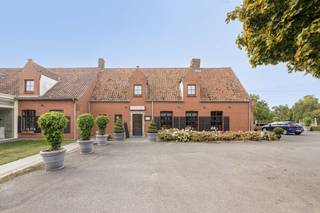 Een volledig vergunde en instapklare horeca-exploitatie gelegen op een uitgestrekt domein van 6.5 hectare in agrarisch gebied te Oedelem. De...