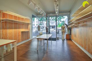 <p><span>In het commerciële centrum van Mortsel, gelegen op de Statielei, bieden wij u dit prachtige commerciële gelijkvloers aan met een ruime en aantrekkelijke etalage. <br />De commerciële ruimte bedraagt +/- 100 m² - achteraan een eenvoudige keuken met buitenpatio en achtergelegen stockageruimte +/- 30 m².</span></p><p><span>Troeven:</span></p><p><span>· Commerciële topligging in het winkelcentrum van Mortsel<br />· Grote etalage met veel visibiliteit<br />· Instapklare winkelruimte met bestaande inrichting (in overleg met eigenaar)<br />· Airconditioning <br />· Tal van commerciële mogelijkheden</span></p><p><span>EPC: E-label<br />P-score (perceelscore): klasse A<br />G-score (gebouwscore): klasse A</span></p><p><span>Voor een bezoek ter plaatse kan u ons contacteren op het nummer 03 449 42 41 of mail ons via hallo@habicom.be.<br />Wenst u de waarde van uw woning te kennen? Contacteer vrijblijvend onze habicom expert in uw buurt</span></p>