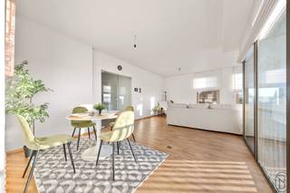 TOPGELEGEN APPARTEMENT met 2 slaapkamers en leuk ZONNETERRAS met mooi ZICHT op groen en op de Veemarkt. Gelegen pal in het CENTRUM van KORTRIJK in een gegeerde RESIDENTIE! INDELING: inkom met apart toilet, lichtrijke grote leefruimte (mooi parket, hoge plafonds, grote glaspartijen), geïnstalleerde keuken met praktische aanpalende berging, nachthal, grote badkamer (dubbele lavabo, bad en toilet) en 2 ruime slaapkamers. Er is tevens een handige kelderberging. KWALITATIEF en LICHTRIJK APPARTEMENT! TROEVEN: dubbele beglazing alu, vloerverwarming op gas, HOGE PLAFONDS, DOMOTICA, CENTRAAL GELEGEN. Bezoek na afspraak met IMMO BEGUIN: 0486/606.600