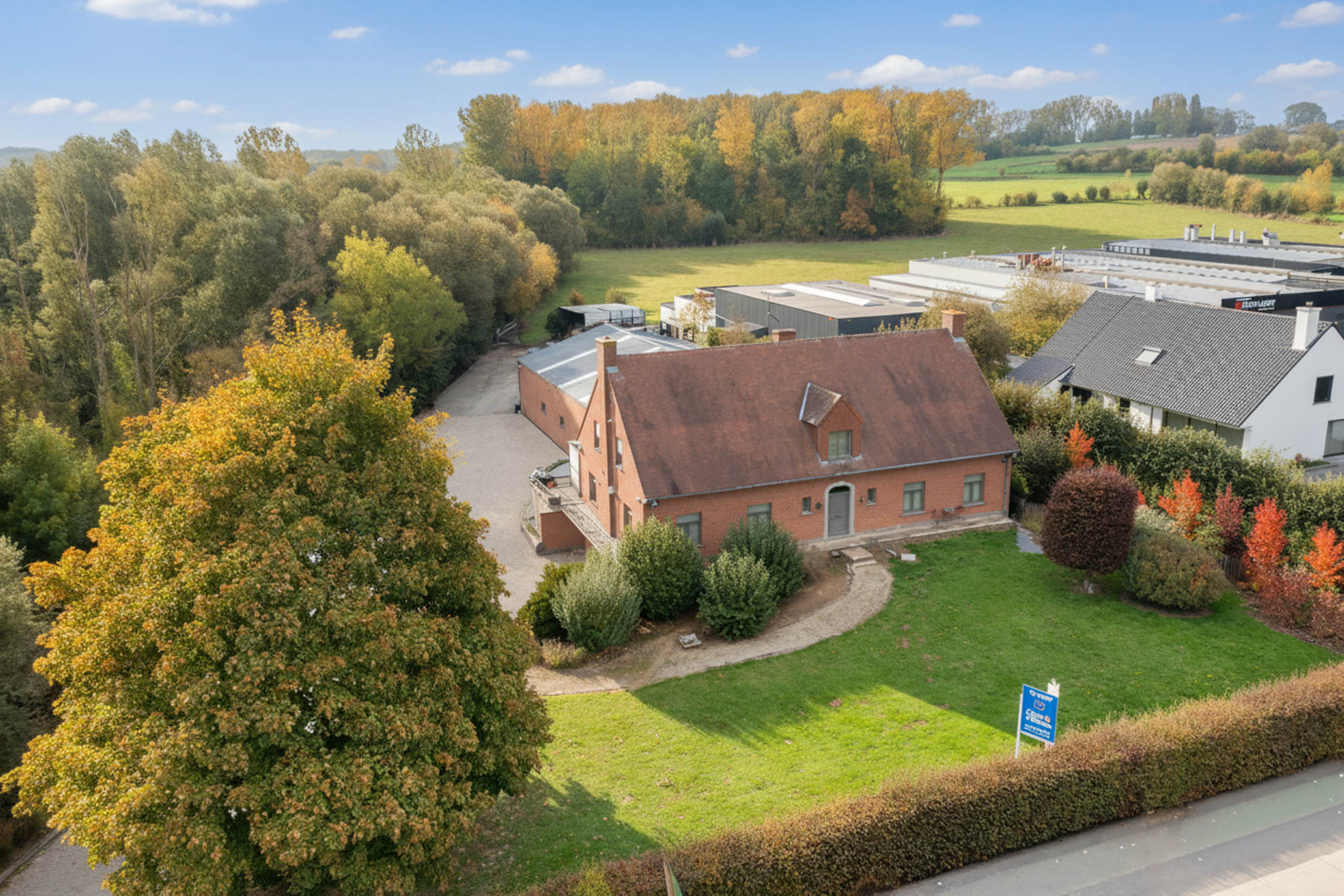 Woning met loods en vrachtwagenparking op toplocatie - foto 2