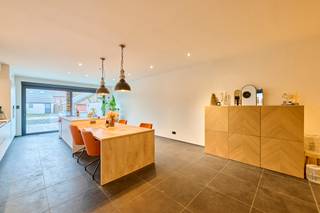 Zeer verrassend ruime, energiezuinige gezinswoning met centrale liggingDeze modern afgewerkte gesloten bebouwing is gelegen op de Tienschuur 2B in...