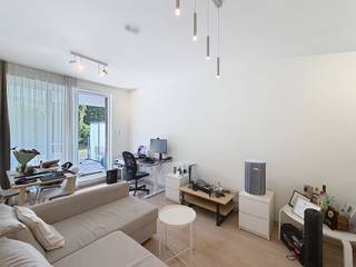 <p><b>ETTERBEEK – </b>Tussen Montgomery, Mérode en het Jubelpark, ideaal gelegen in het recente complex, "Aquila Garden“, een ONBEMEUBELD appartement van ±58 m² in het hart van het project, gelegen op de begane grond.</p>
<p><u>Op de begane grond</u> :</p>
<ul>
<li>Entreehal met apart toilet</li>
<li>Woonkamer van ±28,5 m² (3,7 x 7,6) met toegang tot een terras van ±18,5 m² op het zuiden</li>
<li>Volledig ingerichte keuken (oven, kookplaten, afzuigkap, koelkast/vriezer, vaatwasser)</li>
<li>Slaapkamer van ±13,5 m² (2,95 x 4,58) met aangrenzende doucheruimte (douche, wastafel)</li>
</ul>
<p>Kelder nr. C20</p>
<p>Parkeerplaats inbegrepen in de huurprijs nr. P64</p>
<p>EPB C+<b> </b></p>
<p><u>Vaste kosten</u>: 130 €/maand (gemeenschappelijke kosten)</p>
<p>Beschikbaar vanaf 01/10/2026!</p>