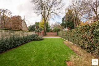 PRACHTIG HERENHUIS MET MODERNE ACCENTEN EN KLASSIEKE CHARMEDit indrukwekkende herenhuis gelegen in het hart van Berchem combineert de elegantie van...