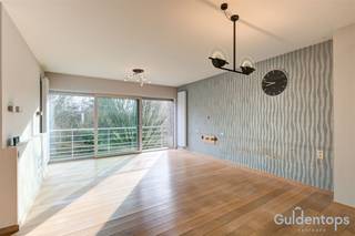 Dit aantrekkelijke appartement van ca. 100 m² is gelegen op de bovenste (2de) verdieping van een klein gebouw in een rustige en groene...