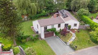 <p><span><span><strong> </strong></span></span><strong>Century21 ImmoNero presenteert:</strong></p><p>TOP LOCATIE gelegen in een doodlopende straat, in een woonwijk van Jezus-Eik, dit gerenoveerde huis van 250m2 op een zonnig privé perceel van 1052m2 op het zuidwesten in een rustige buurt, maar toch dicht bij de E411, openbaar vervoer en voorzieningen.</p><p>Deze mooie karakteristieke woning (met open haard hoek, authentieke houten balken, dubbel volume plafond) en praktisch ontwerp heeft:</p><p>1) Inkomhal (garderobe en toilet), <br />2) moderne ruime keuken (van 17m²), <br />3) grote (60m2) open woonkamer met eetkamer/zithoek met directe toegang tot het terras (van 45m2) en <br />4) ruim kantoor van 40m² (waar een 5e slaapkamer en badkamer/keukenhoek mogelijk is) ALLEMAAL op EEN niveau.</p><p>Totaal 4 slaapkamers waarvan de elegante ouderslaapkamer van 26m² (met en-suite badkamer en een salon/leeshoek van 14m²) aansluit op de tuin en de jacuzzi, slaapkamers 3x (16m2, 10m2, 10m2).</p><p>De woning beschikt ook over 4 buitenparkeerplaatsen, een dubbele garage (37m2) en een kelder (14,5m2). EPC - C, Elektriciteit conform! 18 zonnepanelen.</p><p>MEER INFO : www.krabbenberg8.be<br /> </p>