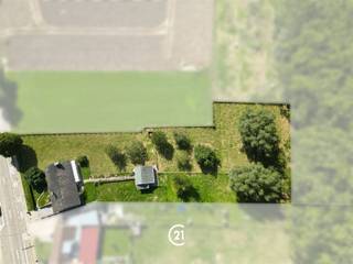 Bienvenue dans cette charmante villa de plain-pied située à Kester. Cette demeure accueillante offre un équilibre parfait entre confort et nature, idéale pour les familles en quête d'espace et de liberté. La maison dispose d'une surface habitable de 180 mètres carrés, répartis en trois chambres confortables qui offrent de nombreuses possibilités pour la famille ou pour accueillir des invités. Le salon, situé au cœur de la maison, dégage une atmosphère chaleureuse grâce à son magnifique plafond en bois et à ses grandes baies vitrées qui font entrer le paysage à l’intérieur. Une cuisine équipée d’un coin repas. Une salle de bains à rénover. Le terrain, d’une superficie de pas moins de 3 690 mètres carrés, offre des possibilités infinies. Le vaste jardin, agrémenté de beaux arbres et d’une prairie, est parfait pour ceux qui aiment la vie en plein air et l’intimité. Un endroit idéal pour la détente et les loisirs. Le garage offre un espace de rangement pratique pour votre voiture et vos outils. De plus, le terrain dispose d’une dépendance, idéale pour le stockage ou l’hébergement d’animaux. Cette maison vous invite à profiter de la vie à la campagne avec tous ses avantages, où l'espace et la liberté sont primordiaux. Une opportunité unique pour ceux qui rêvent d'un mode de vie au vert et empreint de charme champêtre. Certificat de performance énergétique (EPC) F avec obligation de rénovation, simple vitrage en aluminium, chauffage central au fioul, volets roulants partiellement électriques, cassette