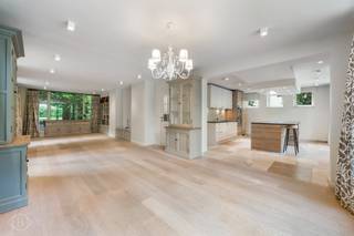 <span><strong>Domiciliëring niet mogelijk</strong>! Verscholen op een prachtig privédomein bevindt zich deze charmante, atypische woning. Een unieke kans voor wie op zoek is naar rust, comfort en een uitstekende ligging aan de Tiensesteenweg, vlakbij 2 bushalten en met een snelle aansluiting op de E40 en de E314. Het pand combineert karakter met hedendaags comfort. Het beschikt op het gelijkvloers over een lichtrijke leefruimte, een volledig ingerichte open maatkeuken met alle inbouwtoestellen en een kantoor. Op de eerste verdieping zijn er 2 slaapkamers, 2 dressings en een stijlvolle badkamer met toilet, douche en bad. In de kelder is er een vestiaire met toilet, een waszone, een berging en de technische ruimte. Dankzij de vele ingemaakte maatkasten geniet je bovendien van bijzonder veel praktische opbergruimte. Ook op technisch vlak beschikt de woning over aparte tellers voor water, gas en elektriciteit, een energiezuinige installatie met 16 zonnepanelen en een thuisbatterij van 10 kWh, airconditioning in één van de slaapkamers en een alarmsysteem met bewegingsdetectie en branddetectie. Buiten geniet je van een aangename, zuid-westgericht georiënteerde tuin met barbecue, ideaal om in alle rust van de zon te genieten. Via de privatieve toegangspoort met afstandsbediening, bereik je de woning waar twee privatieve parkeerplaatsen voorzien zijn. Het pand wordt verhuurd via een overeenkomst van gemeen recht. Vanaf 1 november. info@homies.be</span>