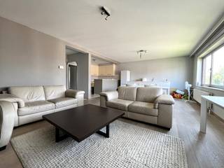 Het appartement is gelegen op de tweede verdieping en is bereikbaar met de lift. Indeling: een inkomhal met kastenwand en gastentoilet, een woon- en eetkamer 37m² op parket en aansluitend een halfopen ingerichte keuken 8m² voorzien van een oven, koelkast en een vaatwasser. 2 slaapkamers op parket 15m² en 16m², een badkamer met een ligbad, een aparte douche, een dubbele lavabo en aansluiting voor een wasmachine en een droogkast. Het terras 10m² heeft een afsluitbare opbergruimte. Op het gelijkvloers bevindt zich de garagebox met voorziening van elektriciteit en water. Het eigendom is zeer gunstig gelegen, nabij talrijke winkels en invalswegen en op een boogscheut van het openbaar vervoer.