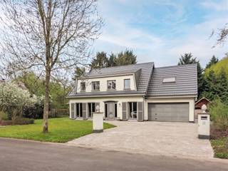 <p><span>Zonnige villa in een doodlopende straat nabij het kasteel van 's-Gravenwezel</span></p><p><span> </span></p><p><span>Het is zalig wonen in deze rustige, kindvriendelijke en bovendien doodlopende straat op wandelafstand van het kasteel van 's-Gravenwezel. Een bosrijke locatie doch centraal gelegen tussen de dorpskernen van Schilde en 's-Gravenwezel. In de directe omgeving bevinden zich tal van goede scholen, winkels, sportclubs. Rust, ruimte, licht en comfort omschrijven deze tijdloze villa. Bovendien is op een perceel van 1214m² en met een straatbreedte van 30m² privacy gegarandeerd. </span></p><p><span> </span></p><p><span>Op het gelijkvloers wordt u verwelkomd in een bijzonder ruime en lichtrijke leefruimte met open haard, waar grote schuiframen zorgen voor een mooie verbinding met de tuin en overvloedig natuurlijk licht binnenbrengen. Aansluitend bevindt zich de gezellige en volledig uitgeruste leefkeuken, die werd aangebouwd in 2012. De keuken vormt zonder twijfel het hart van de woning en nodigt uit tot lange, gezellige momenten met familie en vrienden. </span></p><p><span>Grenzend aan de keuken is nog een aparte kamer die dienst kan doen als bureau of speelkamer. Aan de zijkant van de woning is een extra deur die uitkomt in de handige wasberging. Op het gelijkvloers bevinden zich tevens een apart toilet en vestiaire.</span></p><p><span> </span></p><p><span>Op de eerste verdieping beschikt de woning over 4 volwaardige slaapkamers en 2 badkamers, waarvan één is gerenoveerd in 2019, wat zorgt voor optimaal comfort en voldoende ruimte voor het hele gezin. Er is nog een ruime zolder, super praktisch voor extra stockage.</span></p><p><span> </span></p><p><span>De grote, zuidwest georiënteerde tuin is een absolute troef en geniet van een ideale zonoriëntatie, waardoor u hier de hele dag door in alle rust kan ontspannen en genieten van het groene kader.</span></p><p><span>Praktisch is het ruime tuinhuis, waar het zalig is om te aperitieven. </span></p><p><span> </span></p><p><span>Als kers op de taart is er de ruime oprit die plaats biedt voor 4 wagens.</span></p><p><span> </span></p><p><span>TROEVEN</span></p><p><span>- doodlopende straat</span></p><p><span>- airco in keuken en master bedroom</span></p><p><span>- zonnig perceel</span></p><p><span>- lichtrijke woning</span></p><p><span>- elektriciteit conform </span></p><p><span>- rolluiken in leefruimte</span></p>