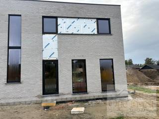 In de Octavie Ceyssensstraat, gelegen in het rustige ’t Locht te Eksel, bieden wij deze halfopen bebouwing aan. De woning bevindt zich in een uiterst rustige en doodlopende straat, waar enkel plaatselijk verkeer komt. Deze ligging staat garant voor rust, privacy, veiligheid en een aangename woonomgeving.<br /><br />Een ideale locatie voor wie wil genieten van rustig wonen in een groene omgeving, zonder in te boeten aan bereikbaarheid en comfort.<br />Casco+ aangeboden met maximale inspraak in de verdere afwerking<br /><br />De woning wordt aangeboden in casco+ afwerking, waarbij reeds een belangrijk deel van de technische en voorbereidende werken wordt uitgevoerd. Zo zijn onder meer de pleisterwerken, elektriciteitswerken, sanitaire leidingen, vloerverwarming en een ventilatiesysteem type D inbegrepen.<br /><br />Wie dat wenst, kan de woning eveneens volledig laten afwerken. Hierbij zijn de materialen, technieken en verdere afwerkingsgraad volledig bespreekbaar en kunnen deze afgestemd worden op jouw persoonlijke smaak, wensen en budget.<br /><br />Zo krijg je de mogelijkheid om jouw nieuwe woning volledig naar eigen hand te zetten.<br /><br />Een doordachte en comfortabele indeling<br /><br />De woning wordt ontworpen met aandacht voor ruimte, licht en hedendaags wooncomfort en omvat onder meer:<br /><br />3 volwaardige slaapkamers<br />Een ruime en lichtrijke leefruimte<br />Een open keuken met zicht op de leefruimte<br />Een moderne en hedendaagse architectuur<br />Een praktische en functionele indeling<br />Volop mogelijkheden om de verdere afwerking naar eigen smaak te bepalen<br />Daarnaast wordt de woning gerealiseerd volgens de nieuwste energie- en isolatienormen, waardoor je kan rekenen op een energiezuinige en toekomstgerichte woning met een hoog wooncomfort en een beperkt energieverbruik.<br />Rustig wonen, vlot bereikbaar<br /><br />De ligging in ’t Locht te Eksel vormt een absolute meerwaarde. Je woont hier in een rustige en aangename omgeving, omgeven door groen en nabij wandel- en fietsroutes. Tegelijk bevinden scholen, winkels en andere lokale voorzieningen zich op een vlotte afstand.<br /><br />Deze woning combineert dan ook het beste van twee werelden: rustig en aangenaam wonen op een unieke locatie, met alle nodige voorzieningen en verbindingswegen binnen handbereik.<br /><br />Ben je op zoek naar een nieuwbouwwoning op een uitzonderlijk rustige ligging, waarbij je nog inspraak hebt in de verdere afwerking en materiaalkeuze? Dan biedt deze woning een unieke kans om jouw toekomstige thuis volledig volgens jouw wensen te realiseren.<br /><br />📞 Contacteer ons gerust voor meer informatie, plannen, prijzen en een vrijblijvende bespreking van de mogelijkheden.<br /><br /><br /> 
