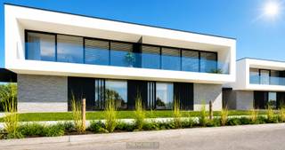 <strong>LUXUEUS NIEUWBOUWPROJECT</strong> met royale woonoppervlakte, <strong>DUURZAME TECHNIEKEN</strong> en een <strong>UITSTEKENDE BEREIKBAARHEID</strong> in Oosterzele. Dit exclusief project omvat <strong>VIJF HOOGWAARDIGE WONINGEN</strong> met een <strong>PRACHTIG UITZICHT OVER DE LANDELIJKE OMGEVING</strong>. Elke woning beschikt over een <strong>BEWOONBARE OPPERVLAKTE VAN 208 M²</strong>, <strong> AANGELEGDE TUIN</strong>, carport, tuinberging van 15 m² en twee terrassen van telkens 16 m² op zowel het gelijkvloers als de verdieping. Bij de bouw wordt sterk ingezet op kwaliteit en energiezuinig wonen dankzij <strong>ZONNEPANELEN, VLOERVERWARMING EN EEN LUCHT-WATER WARMTEPOMP</strong>. Tenslotte geniet u hier van de rust en het <strong>GROENE KARAKTER VAN DE BUURT</strong>, terwijl <strong>GENT EN ZOTTEGEM</strong> dankzij de nabijheid van belangrijke invalswegen vlot bereikbaar zijn. Ook <strong>PENDELAARS</strong> vinden hier een ideale uitvalsbasis met het <strong>STATION VAN BALEGEM-ZUID</strong> op slechts 850 meter.<br /><br /><span><strong>Prijs exclusief BTW en kosten. Verkoop onder het BTW-stelsel. Mogelijkheid tot <u>aankoop aan 6% BTW</u> indien voldaan wordt aan de wettelijke voorwaarden.</strong></span><br /><br />Adres: Boerenstraat lot 1-5 te Oosterzele