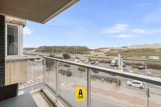 <p><span>Schitterend appartement met 3 slaapkamers en prachtig duinenzicht in Bredene</span></p><p><span>Dit ruim en lichtrijk appartement is gelegen op een </span><span>absolute topligging in Bredene</span><span>, met een prachtig open zicht op de Bredense duinengordel. Het klassevolle gebouw bevindt zich op wandelafstand van winkels, het strand en de tramhalte, wat zorgt voor een uitzonderlijk comfortabele ligging aan de kust.</span></p><p><span>Het appartement bevindt zich op de </span><span>derde verdieping</span><span> en beschikt over een terras aan de voorzijde met een schitterend open uitzicht, evenals een </span><span>ruim zonneterras achteraan</span><span>.</span></p><p><span>Indeling:</span><span><br />Ruime en lichtrijke woonkamer met aansluitend terras en open zicht, volledig uitgeruste en bijzonder ruime keuken voorzien van alle comfort, inkomhal, ruime berging, drie volwaardige slaapkamers achteraan met toegang tot het zonneterras, twee badkamers waarvan één met lavabo, toilet en ligbad en één met lavabo en douche, en een apart toilet.</span></p><p><span>Extra troeven:</span></p><ul><li><span>Mogelijkheid tot aankoop van </span><span>één of twee ondergrondse garageboxen</span><span> in het gebouw</span></li><li><span>Zeer gunstig EPC</span></li><li><span>Elektriciteit conform</span></li><li><span>Momenteel verhuurd aan </span><span>betrouwbare huurders</span><span>, ideaal als investering</span></li></ul><p><span>Kortom, een ruim en kwalitatief appartement met uitzonderlijk zicht, gelegen op een van de beste locaties in Bredene.</span></p>