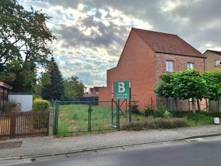 Rustig gelegen bouwgrond vlakbij Geel-centrum met een oppervlakte van 711m² voor half-open bebouwing.<br /><br />De grond heeft een straatbreedte van 10m en een diepte van 71m.<br /><br />Erg gunstige ligging nabij Geel-centrum en alle faciliteiten op wandelafstand!<br /><br />Contacteer ons kantoor voor meer info, bouwvoorschriften en plan via 0471/605.314 of mail info@immo-b.be!