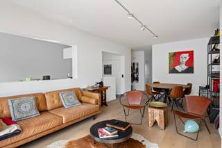 IN OPTIE !! In het centrum van Wilrijk bevindt zich dit instapklare appartement 2 volwaardige slaapkamers en terras. Gelegen op wandelafstand van winkels, horeca, scholen, openbaar vervoer en het gezellige plein De Bist. Bovendien zijn de Boomsesteenweg en de A12 vlot bereikbaar, wat zorgt voor een uitstekende verbinding.<br /><br />Het <strong>energiezuinig appartement</strong> verwelkomt u via een inkomhal met vestiairegedeelte en apart gastentoilet. De ruime woon- en eetkamer geniet van een aangename lichtinval en sluit aan op de volledig geïnstalleerde keuken. Daarnaast is er een praktische berging met aansluiting voor wasmachine en droogkast.<br /><br />Verder beschikt het appartement over <strong>twee volwaardige slaapkamers</strong> en een badkamer met douche en lavabomeubel.<br /><br />Daarbij zijn er nog <strong>twee extra bergingen</strong> voorzien.<br /><br /><strong>2 garages optioneel bij aan te kopen</strong>: vraagprijs per garage is 29.900 euro.<br /><br /><strong>Bijzonderheden:</strong><br />+ Energiezuinig, EPC: B<br />+ Instapklaar<br />+ 2 volwaardige slaapkamer<br />+ Centrale ligging<br />+ Twee garages mogelijk bij aan te kopen