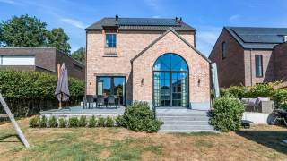 Immo3000 stelt u met trots deze villa voor, gelegen in het rustige en groene Pellenberg (Lubbeek), vlakbij alle nodige faciliteiten zoals een crèche, school, bakker, apotheek, bushalte en met een vlotte verbinding naar omliggende steden. Deze woning, gebouwd in 2019, combineert landelijk design met een zeer functionele indeling, ideaal voor gezinnen die op zoek zijn naar ruimte en comfort.<br /><br />De woning beschikt momenteel over drie ruime slaapkamers en twee stijlvolle badkamers, naast een grote afgewerkte zolder die flexibel te gebruiken is als extra grote slaapkamer, badkamer, hobbyruimte of kantoor. Ook is er een grote leefruimte met een ingerichte, luxueuze keuken die directe toegang bieden tot het terras en de tuin. Dankzij het doordachte ontwerp is er een fijne balans tussen privacy en samenhorigheid, ideaal voor zowel ontspanning als werk. Nog een belangrijke troef in de woning is de aanwezigheid van airco in zowel de benedenruimte als in alle slaapkamers, wat voor nog meer comfort zorgt in huidige klimaten. <br /><br />De woning is uitgerust met geavanceerde domotica, waardoor u het comfort en de veiligheid van uw huis eenvoudig kunt beheren via slimme bediening. Het systeem regelt onder andere de verlichting en beveiliging, wat bijdraagt aan een energiezuinige en comfortabele leefomgeving. Hierdoor ervaart u optimaal woonplezier met moderne technologie binnen handbereik. Naast de aanwezigheid van domotica, zijn er ook zonnepanelen aanwezig en een laadpaal.<br /><br />De aangelegde tuin vormt een oase van rust en groen rondom de woning. Het ruime terras en lounge bieden volop mogelijkheden om te genieten van het buitenleven tijdens alle seizoenen. Deze combinatie van comfort, ruimte en moderne voorzieningen maakt deze woning in Pellenberg een unieke kans voor gezinnen die zoeken naar een eigentijdse en lichte woonomgeving.<br /><br />Benieuwd hoe deze woning perfect aansluit bij uw woonwensen? Neem vandaag nog contact op en plan uw bezoek!