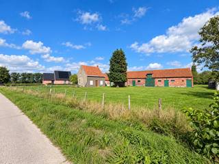 Sommige locaties komen maar zelden op de markt. Deze uitzonderlijk gelegen hoeve in Ertvelde, op Tervenen, is er zo één.<br /><br />Op een bijzonder ruim en breed perceel van maar liefst +- 5.838,34 m² geniet u hier van een unieke combinatie van rust, ruimte, privacy en een uitstekende ligging. De hoeve bevindt zich in één van de meest gegeerde buurten van de omgeving en behoort tot de laatste beschikbare eigendommen van dit type op deze locatie.<br /><br />De bestaande woning en de ruime stal zijn volledig te renoveren en bieden vandaag vooral een bijzonder interessant vertrekpunt voor een nieuw woonverhaal. Doordat er geen actieve landbouwexploitatie meer aanwezig is, is de site niet langer in gebruik als boerderij of landbouwbedrijf.<br /><br />Daarnaast biedt het geheel mogelijkheden voor wie liever volledig van nul start. Afbraak van de bestaande gebouwen behoort tot de mogelijkheden, met perspectief op de realisatie van een bouwvolume van ongeveer 1.000 m³. Daarmee kan een indrukwekkende villa worden gecreëerd, volledig afgestemd op uw eigen wensen en levensstijl.<br /><br />Stelt u zich een stijlvolle villa voor, omringd door groen en ruimte, met een brede toegang, veel privacy en alle plaats om te genieten van de rust. Een plek waar wonen en buitenleven vanzelfsprekend samenkomen.<br /><br />Een eigendom met karakter, op een locatie die steeds schaarser wordt. Voor wie niet zomaar een huis zoekt, maar een uitzonderlijke plek om zijn eigen droomwoning te creëren.<br />Meer info of een bezoek? Bel WIJSvastgoed op +32 9 395 80 10 !