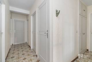 In het centrum van De Pinte vinden we dit ruime en lichtrijke appartement met twee slaapkamers en een aparte bureauruimte terug! Extra troef is...