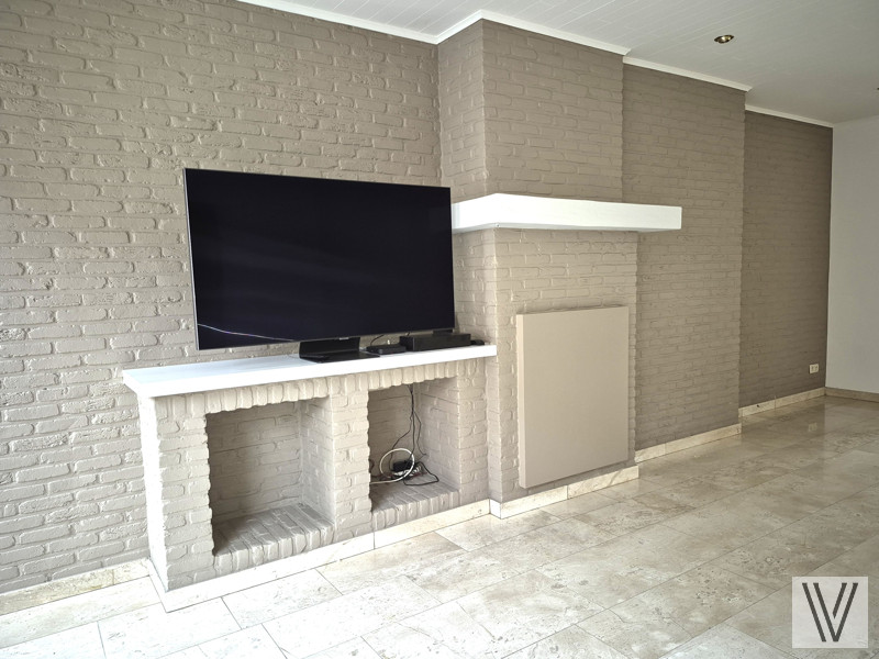 Ruime lichtrijke deels op te frissen woning met dubbele garage - foto 4