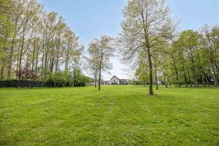 Slechts zelden komt een eigendom van dit kaliber op de markt. Gelegen op een benijdenswaardige locatie in Schepdaal bieden wij u dit authentieke landhuis uit negentienhonderd dertig aan. Deze karaktervolle woonst onderging een recente en uiterst grondige totaalrenovatie waarbij kosten noch moeite werden gespaard om historische grandeur te verenigen met hedendaagse luxe en duurzaamheid. Het resultaat is een indrukwekkend domein met een bewoonbare oppervlakte van maar liefst zeshonderd vierkante meter, gesitueerd in een eigen park van bijna een hectare.<br /><br />Wat dit pand werkelijk uniek maakt in zijn segment is de energetische score. Voor een vrijstaande woning van deze omvang en historiek is een EPC label C ronduit uitzonderlijk. Dit is het resultaat van een doordachte isolatiestrategie en de integratie van moderne technieken, waardoor u geniet van een optimaal wooncomfort met een beheersbare ecologische voetafdruk.<br /><br />Bij het betreden van de woning valt onmiddellijk de enorme schaal op. De woon en eetkamer beslaan samen een indrukwekkende oppervlakte van circa honderddertig vierkante meter. Deze ruimte vormt het kloppende hart van het huis en ademt klasse uit. De volledig uitgeruste keuken is een droom voor elke culinaire liefhebber, badend in natuurlijk licht en met een panoramisch uitzicht op de prachtig aangelegde tuin.<br /><br />Voor de professional is er een kantoor voorzien dat direct uitkijkt op het verwarmde zwembad. Deze werkplek is bovendien uitgerust met een aparte archiefruimte en een eigen zithoek, wat het de ideale plek maakt voor discretie en focus. <br /><br />Praktisch gemak wordt geboden door een uitzonderlijk ruime wasplaats van zevenentwintig vierkante meter.<br /><br />Met vijf ruime slaapkamers en drie badkamers biedt het hoofdgebouw alle ruimte voor een groot gezin en gasten. Als extra troef beschikt het pand over een volwaardige en onafhankelijke studio van zestig vierkante meter. Met een eigen ingang, ingerichte keuken, woonkamer en badkamer leent deze ruimte zich perfect voor een au pair, inwonende ouders of een privaat gastenverblijf.<br /><br />De beleving begint reeds bij de private inrit die u naar het landgoed leidt. De parkeermogelijkheden zijn ongezien: u beschikt over drie inpandige garages en een ruime carport die eveneens plaats biedt aan drie wagens. Of u nu een verzamelaar bent of veel gasten ontvangt, aan ruimte is hier geen gebrek.<br /><br />De totale grondoppervlakte van negenduizend zevenhonderd vierkante meter transformeert de tuin tot een privaat park. U geniet hier van een absolute privacy en een rustgevend groen uitzicht zover het oog reikt. Het verwarmde zwembad vormt de kers op de taart voor ontspanning tijdens de zomermaanden.<br /><br />Dit pand is meer dan een woning; het is een statement van tijdloze elegantie en modern wooncomfort. Een unieke kans voor wie op zoek is naar ongeziene ruimte en privacy op een steenworp van Brussel.<br /><br />Ontdek dit meesterwerk zelf en maak een afspraak voor een private rondgang.<br /><br />📩 Contacteer Nils vandaag nog via 0497 248 251 voor meer informatie of een bezoek ter plaatse!<br /><br />Stedenbouwkundige inlichtingen in aanvraag.