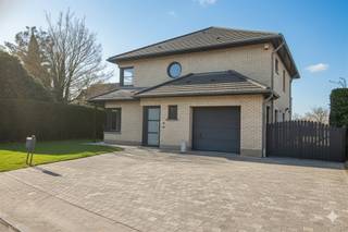 <p><span>Villa située dans un environnement calme, dotée d’un jardin spacieux et entièrement clôturé, invitant à une vie paisible. La maison se trouve à courte distance des écoles internationales de la région, ce qui en fait un lieu idéal pour ceux qui souhaitent allier confort et accessibilité.</span></p><p><span> </span></p><p><span>La villa vous accueille avec un agréable séjour, adjacent à une cuisine entièrement équipée. Au rez-de-chaussée se trouvent également une chambre confortable, un bureau pratique, une buanderie fonctionnelle ainsi qu’un garage.</span></p><p><span> </span></p><p><span>À l’étage, vous découvrirez deux chambres supplémentaires, une vaste salle de bains avec baignoire, douche et double lavabo, ainsi qu’une salle de douche séparée avec lavabo. L’une des chambres bénéficie en outre d’un dressing et d’une salle de douche ensuite. Un grand grenier offre des possibilités de rangement supplémentaires.</span></p><p><span> </span></p><p><span>Le jardin est entièrement clôturé, doté d’un abri et d’une terrasse directement reliée au séjour. L’entretien du jardin est compris dans le loyer : taille, désherbage, tonte de la pelouse deux fois par mois en saison, etc.</span></p><p><span>La maison dispose également d’un système de chauffage au gaz, d’un adoucisseur d’eau, d’un système d’alarme (à entretenir par le locataire), d’un double compteur électrique et d’un raccordement à l’eau de pluie dans la buanderie. Toutes les pièces sont équipées de luminaires.</span></p><p><span> </span></p><p><span>Une maison qui en vaut vraiment la peine !</span></p><p><span> </span></p><p><span>Ne manquez pas cette opportunité unique !!! Tel 078/48 47 00 ou email info@ap-p.be</span></p><p><span>Voir notre offre complète sur www.ap-p.be</span></p><p><span> </span></p>
