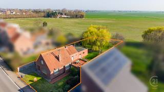 Deze charmante woning is gelegen in De Haan en biedt alles wat je nodig hebt voor comfortabel wonen. De woning bevindt zich op een groot perceel, waardoor je kan genieten van een ruime tuin met prachtige verzichten.<br />Binnenin beschikt de woning over drie volwaardige slaapkamers. De gezellige woonkamer sluit mooi aan op de keuken, wat zorgt voor een aangename en praktische leefruimte. Daarnaast is er een handige berging voorzien.<br />Buiten is het heerlijk vertoeven op het grote terras, perfect voor zonnige dagen en lange avonden. De ruime tuin biedt tal van mogelijkheden voor tuinliefhebbers of gezinnen met kinderen.<br />Verder beschikt de woning over een garage, wat zorgt voor extra comfort en opslagruimte.<br /><br />Kortom, een ideale woning voor wie op zoek is naar rust, ruimte en een aangename woonomgeving.