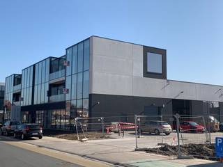 Nieuwbouw <strong>kantoorruimte van 236 m²</strong> te huur in nieuwbouwproject 'Nelca-Zuid' te Lendelede. Commercieel gelegen tussen Kortrijk en Roeselare en zeer vlot bereikbaar dankzij de nabijheid van de N36 en de E403.<br />Het kantoor is gelegen op de <strong>2e verdieping</strong> en is voorzien van <strong>grote raampartijen</strong> en balkon. Dankzij de ligging aan de Stationsstraat geniet men hier van een fantastische visibiliteit. Parkeergelegenheid aanwezig op de site.<br /><br />Deze <strong>casco kantoorruimte</strong> kunt u nog inrichten in functie van uw onderneming. <strong>Onmiddellijk beschikbaar</strong>.<br /><br />Voor meer inlichtingen, plannen of een plaatsbezoek kan u contact opnemen met <strong>PANORAMA B2B 056 222 256</strong>.