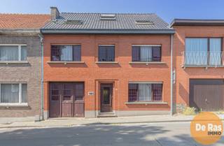 KIJKDAG ZATERDAG 23 AUGUSTUS VANAF 13u (OP AFSPRAAK 053/60.65.60)HILLEGEM - Deze stevige, op te frissen gezinswoning kunt u vinden in de woonkern van...
