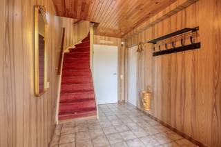 Deze woning in Hoevenen/Stabroek is rustig gelegen en toch nabij alle belangrijke voorzieningen zoals winkels, scholen en invalswegen – een ideale combinatie voor wie comfortabel en centraal wil wonen.<br /><br />Bij het betreden van de woning komen we in de ruime inkomhal die toegang geeft tot de open leefruimte. Deze lichtrijke ruimte vormt het hart van de woning en sluit aan op de keuken. Aansluitend aan de keuken bevindt zich het terras. <br /><br />Op de eerste en tweede verdieping vinden we telkens 2 volwaardige, ruime slaapkamers en een badkamer per verdiep. <br /><br />Buiten geniet de woning van een ruime oprit met plaats voor een wagen en een externe garage, wat zorgt voor extra comfort en parkeergemak. Last but not least kan je in de groene tuin genieten van heel wat gezellige apero-momentjes, winterse barbecue en ga zo maar door.<br /><br />Bijzonderheden:<br />- EPC: 290 kWh/m² label C<br />- 4 grote slaapkamers en 2 badkamers<br />- garage en parkeergelegenheid voor de deur <br /><br />Kortom, een woning met veel potentieel op een aangename ligging in Hoevenen/Stabroek. Interesse? Neem gerust contact op voor meer informatie of een bezoek! 03/666 66 66 of femke.van.helvert@dewaele.com - uw Dewaele kantoor in Kapellen aan de Hoevensebaan 25 - steeds vrijblijvende schatting en verkoopadvies!<br /><br />Bestuursmaatregelen in het maatregelenregister: nee