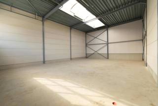 <div>
<section>
<div>
<div>
<div>
<div>
<div>
<div>
<p>Instapklare KMO-unit van ca. 150 m² te koop in Houthalen, voorzien van een sectionaalpoort en een vrije hoogte van 6 meter. Strategisch gelegen nabij de N76 en E314, met eigen parkeermogelijkheid en tal van technische voorzieningen. Niet geschikt voor autogerelateerde activiteiten</p>
</div>
</div>
</div>
</div>
<div></div>
<div>
<div>-Oppervlakte ca. 150 m²<br />-Vrije hoogte ca. 6 meter<br />-Sectionaalpoort ca. 4,2 m hoog en 4 m breed<br />-Aparte toegangsdeur aanwezig<br />-Stevige betonnen vloer met hoog draagvermogen<br />-Dakramen voor natuurlijke lichtinval<br />-Mogelijkheid tot kantoorruimte<br />-Aansluitingen voor 220V en 380V<br />-Drinkwater en regenwater aanwezig<br />-Voorziening voor sanitair<br />-Mogelijkheid tot centrale verwarming<br />-Internet aanwezig<br />-Afgesloten terrein met toegangspoort<br />-Eigen parkeergelegenheid, 3 plaatsen<br />-Strategisch gelegen in Houthalen</div>
</div>
</div>
</div>
</section>
</div>
<div></div>