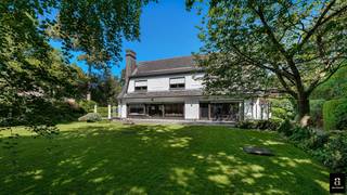 <div>
<div>
<div>
<p>In een uiterst gegeerde en residentiële omgeving, op wandelafstand van de Boslaan, bevindt zich deze alleenstaande villa op een prachtig perceel van ca. 1.700 m², perfect georiënteerd en gelegen in een doodlopende straat die absolute rust en privacy garandeert. De eigendom biedt meerdere mogelijkheden naar renovatieproject of nieuwbouw. Indeling: Bij het binnenkomen wordt u verwelkomd in een ruime inkomhal met vestiaire en gastentoilet. De lichtrijke leefruimte met gezellige zithoek en eetplaats geeft uit op de zonnige, zuidgerichte terrassen en de schitterende tuin. Aansluitend bevindt zich een volledig uitgeruste keuken. Verder beschikt het gelijkvloers over een royale bureau- of tv-ruimte met een mooi zicht op de tuin langs beide zijden, evenals een extra afzonderlijk bureel. Op de eerste verdieping bevinden zich vier volwaardige slaapkamers en drie badkamers, een apart toilet en een praktische berging. De tweede verdieping : ruime zolderkamer die zich perfect leent als polyvalente ruimte, hobbykamer of kan worden ingericht als twee extra slaapkamers. De woning is volledig onderkelderd en beschikt over een ruime inpandige garage met plaats voor maar liefst vier wagens. Meerdere wagens op de oprit. De magnifieke tuin met ideale oriëntatie vormt een oase van rust waar u in alle privacy kunt genieten van zon en natuur.</p>
</div>
</div>
</div>
<span></span>
<div>
<div></div>
</div>