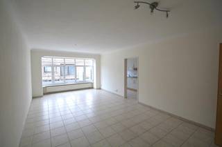 Ruim appartement op de 1ste verdieping met 2 slaapkamers, terras en garagebox te centrum Ranst, bestaande uit: inkomhal met apart toilet...